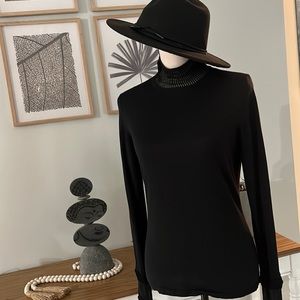 Black light wool turtle neck sweater